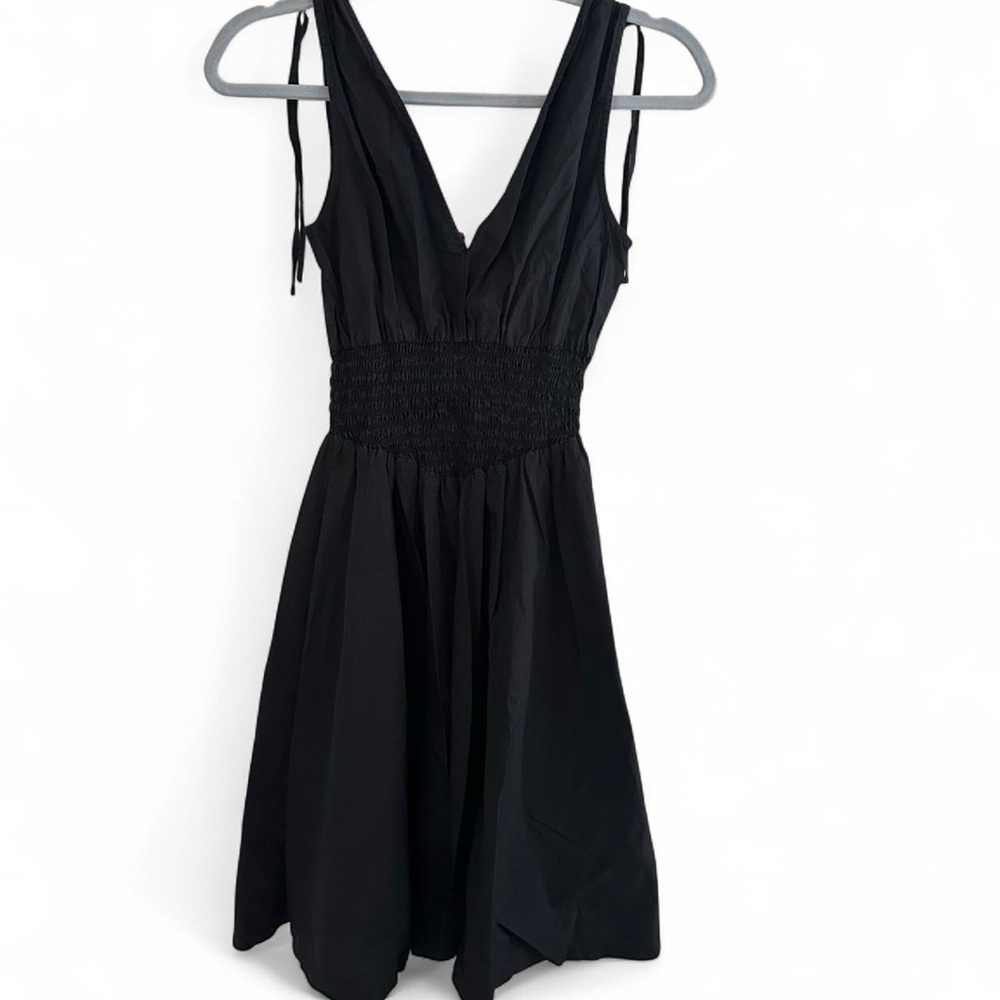 Elegant Black Sleeveless Dress - Picture 2 of 3